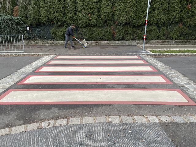 Der Schulweg ist laut Polizei sicher, auch weil der Gehsteig rot umrandet ist. | Foto: Kautzky
