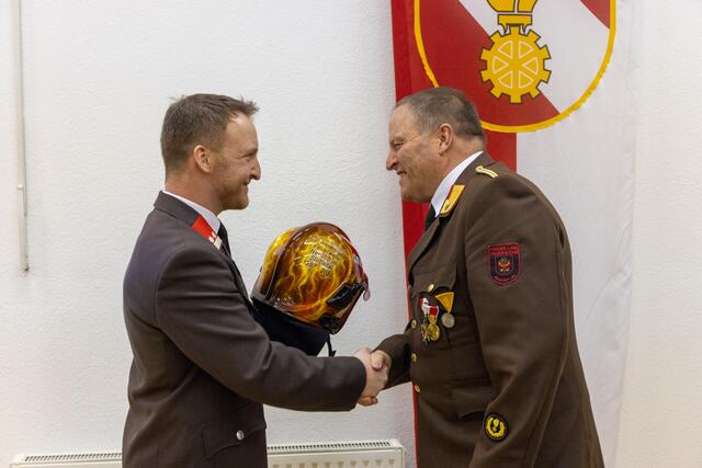 Der Helm des langjährigen Neustifter Feuerwehrchefs wurde anlässlich seines Abschieds von einem Airbrush-Künstler verschönert | Foto: FF Neustift