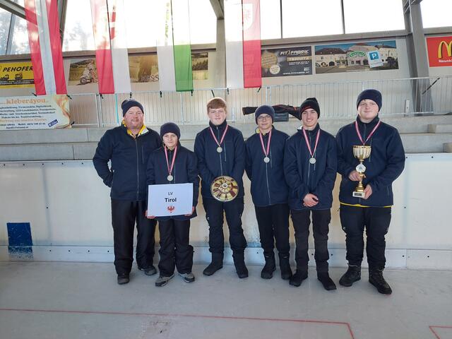 v.l.: Betreuer Hubert Gruber, Pascal Wagner, Fabian Gruber, Noah Kastner, Hannes Messner (Ebbs) und Florian Gruber. | Foto: SBF Pflach