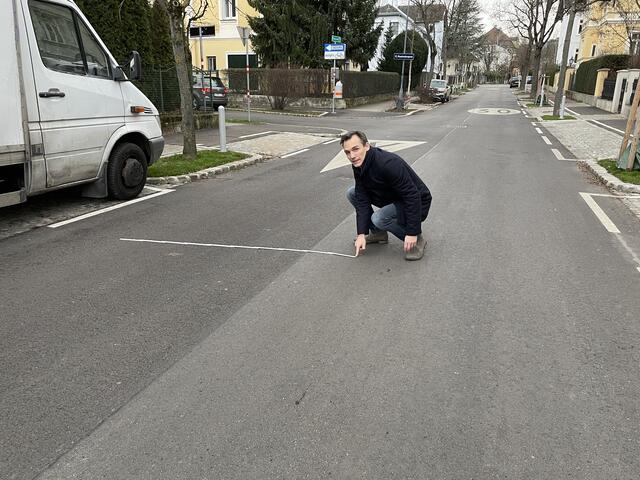 "Die Gehsteigbreite wurde verschmälert, damit für Autos mehr Platz bleibt", ärgert sich Peter Pelz - er ist studierter Verkehrsplaner. | Foto: Kautzky