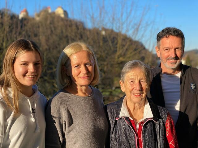Zusammen über 128 Jahre bei Hennlich: Simone (Tochter), Claudia (Mama), Hermine (Oma) und Christian Rakaseder (Sohn von Hermine). | Foto: Hennlich