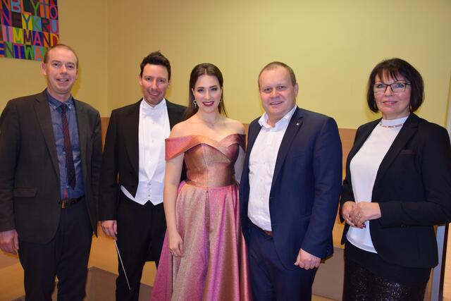 StR Christian Nikodym, Vbgm. Georg Eigner und StR Isabella Zins begrüßten Dirigent Lorenz C. Aichner, Sopran Andreja Zidaric. | Foto: Stadtgemeinde Laa