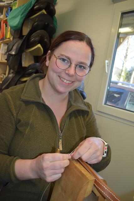 Für Lisa Millidorfer ist das Sattlerhandwerk der Traumberuf.  | Foto: Bayr