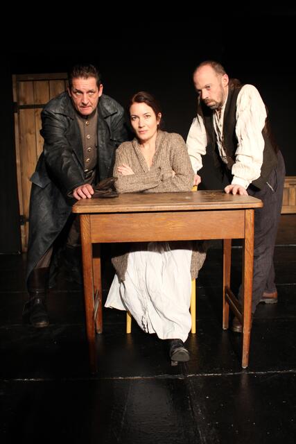 Francesco Cirolini, Lisa Hörtnagl und Edwin Hochmutz stehen auf der Bühne im Kellertheater, Premiere am 21.1. | Foto: Kellertheater