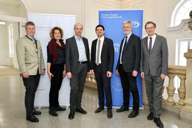 Haben eine gemeinsame Mission (v.l.): Franz Androsch (Leiter der Konzernforschung voestalpine AG), MR Ulrike Unterer (Vizepräsidentin der Christian Doppler Gesellschaft), Thomas Hebesberger (voestalpine Stahl), Ronald Schnitzer (CD-Labor-Leiter), Walter Berger (voestalpine Forschungsservicegesellschaft) sowie der Rektor der Montanuni Wilfried Eichlseder.  | Foto: Foto Freisinger