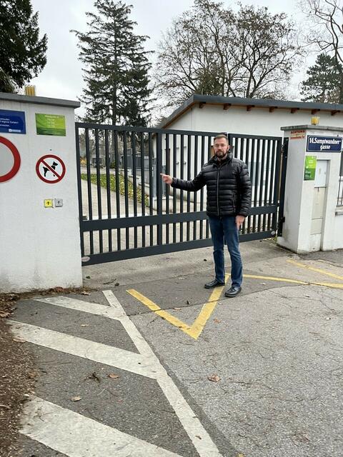 Armin Blind wünscht sich eine frühere Öffnung des Friedhofstors.  | Foto: Armin Blind