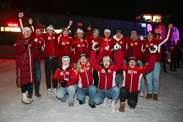 Die österreichischen Athletinnen und Athleten freuen sich gemeinsam mit ÖSV-Präsidentin Roswitha Stadlober (li.) über die JWM in St. Anton am Arlberg. | Foto: © GEPApictures/ÖSV