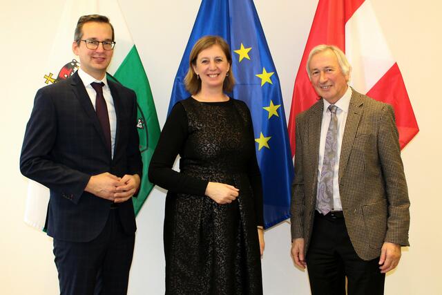 Freuen sich über das EU-Projekt: Die Geschäftsführer der FH Joanneum Martin Payer (links) und Karl Peter Pfeiffer mit Landesrätin Barbara Eibinger-Miedl.  | Foto: Land Steiermark