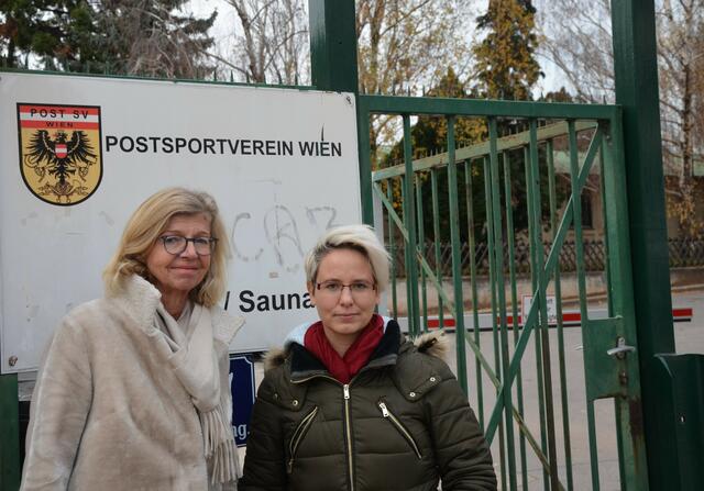 Zukunft Hernals: Angelika Schima (Einbringerin der Petition) (l.) und Regina Schönleitner beim Eingang zum Postsportplatz in Hernals. | Foto: Schima/Schönleitner