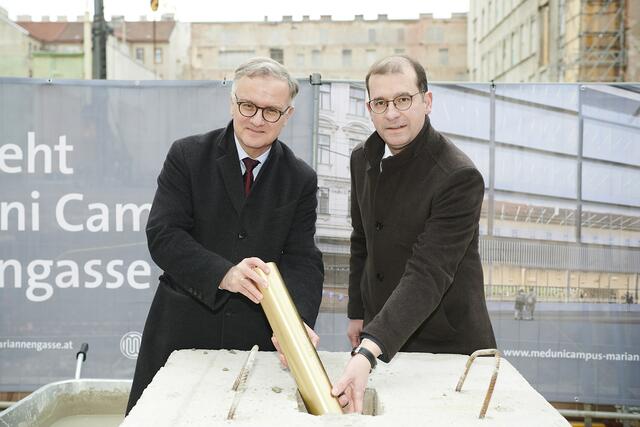MedUni Wien-Rektor Markus Müller und der CEO der Bundesimmobiliengesellschaft (BIG) Hans-Peter Weiss warfen diese goldene Röhre mit einer Grundsteinlegungs-Urkunde darin in den Grundstein, der nun bald verlegt wird. | Foto: APA/Fotoservice/Hörmandinger