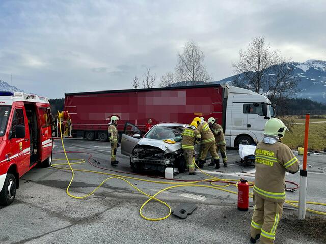Die eingeklemmte Person wurde von der Feuerwehr mit einem hydraulischem Rettungsgerät befreit. | Foto: FF Saalfelden