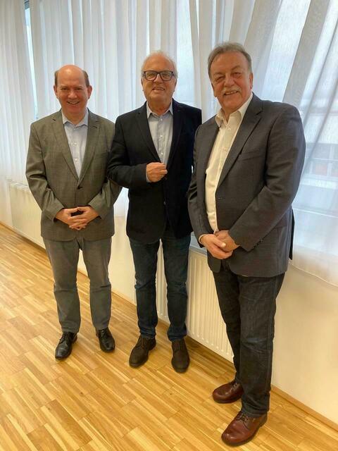 F&amp;E-Beiratsvorsitz Rudolf Mark (Mitte) mit Hochschulpräsident der FH OÖ Gerald Reisinger (re) und Johann Kastner, Vizepräsident F&amp;E der FH OÖ (li) | Foto: FH OÖ