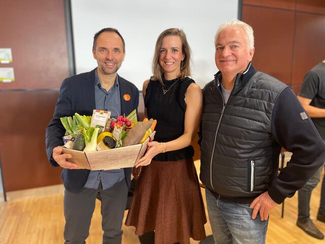 Autor und Mediziner Stefan Hainzl mit Laura Hainzl und Günter Achleitner bei seiner Buchvorstellung am Biohof Achleitner in Eferding. | Foto: Foto: Hartl