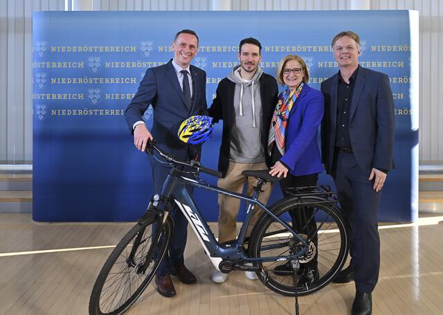 Tourismuslandesrat Jochen Danninger, Felix Neureuther, Landeshauptfrau Johanna Mikl-Leitner und Geschäftsführer der Niederösterreich Werbung Michael Duscher (v.l.). | Foto: NLK Filzwieser
