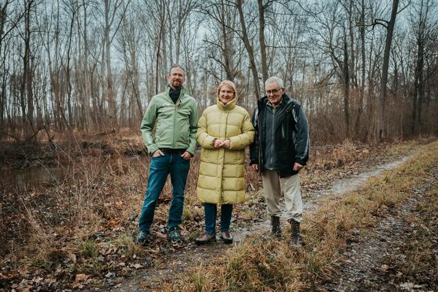 Grüne Spitzenkandidat Bezirk Bruck Sebastian Schirl-Winkelmaier, Grüne Spitzenkandidatin NÖ Helga Krismer und Naturliebhaber Heinz Berthold beim Lokalaugenschein in Sarasdorf  | Foto: Die Grünen NÖ