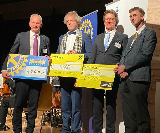 Spendenübergabe an Matthias Kendlinger (2. v. li.) durch Klaus Felderer (li.), Heinz Sohler (2. v. re.)und Wolfgang Hagsteiner. | Foto: Brigitte Eberharter