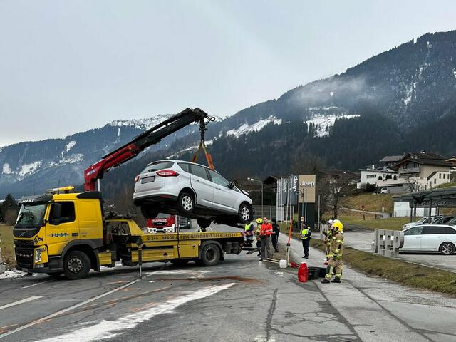 Gemeinsam bargen Feuerwehr und Abschleppdienst das Unfallfahrzeug. | Foto: FF Saalfelden