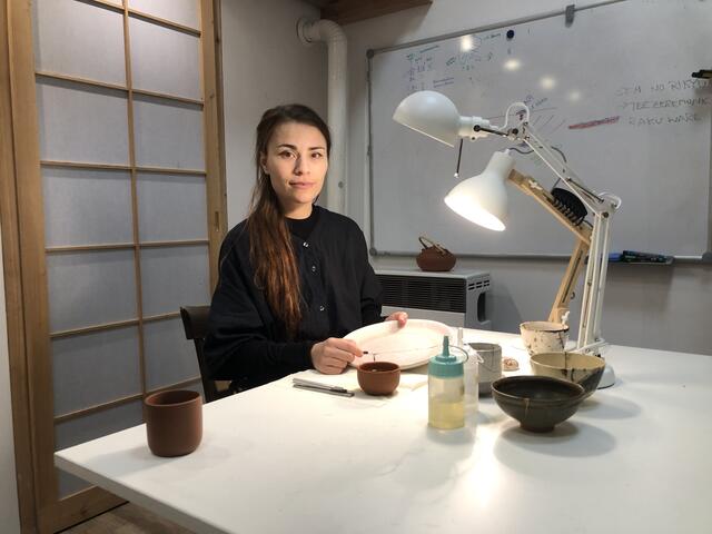 Yamuna Valenta in ihrem Atelier in der Strozzigasse 27. | Foto: Tobias Schmitzberger