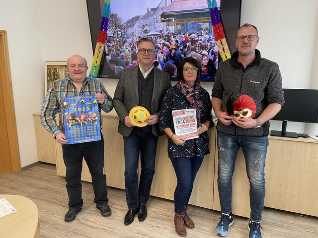 Obmann-Stv. der Faschingsgilde Köflach Karl Christandl, Bürgermeister Helmut Linhart, Kassier des ESV-ASK Oberpichling Martina Kalintsch und HBI Jürgen Neubauer | Foto: Schrapf