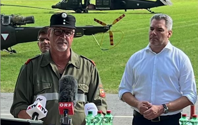 Als Bürgermeister und Feuerwehrmann war Klaus Glanznig während und nach der Unwetterkatastrophe im Gegendtal an der Seite von Bundeskanzler Karl Nehammer quasi im Dauereinsatz. | Foto: Privat