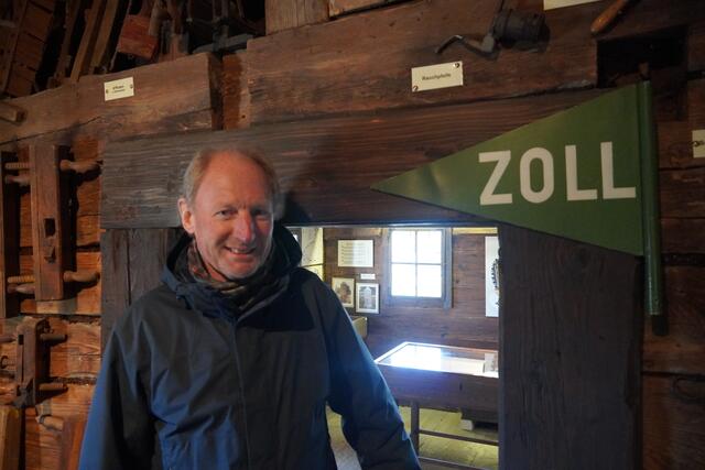 Der langjährige Kustos Walter Schimmerl führte durch das Museum in Perwang am Grabensee. | Foto: Emanuel Hasenauer
