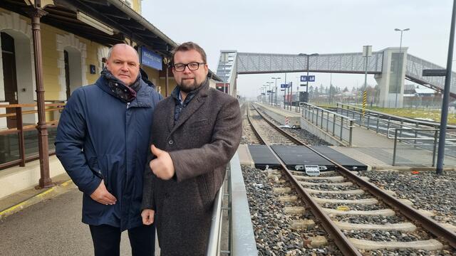 Die Sozialdemokraten Alois Schroll und Andreas Danner setzen sich für einen Ausbau des öffentlichen Verkehrs ein. | Foto: SPÖ Mostviertel/Leeb