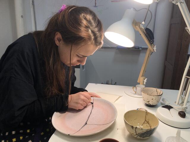Yamuna Valenta beherrscht die Kunst des Kintsugi. | Foto: Tobias Schmitzberger