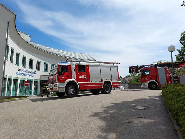 Einsatzkräfte beim Landesklinikum | Foto: FF Waidhofen/Thaya