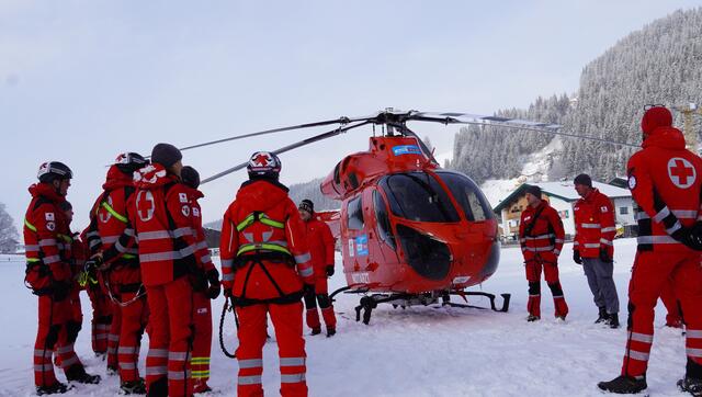 Gemeinsam mit dem Team eines Notarzthubschraubers wurden die Suchhunde an die Arbeit in luftigen Höhen gewöhnt.