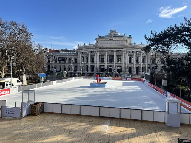 Insgesamt gibt es vier große Eislaufflächen. | Foto: Tobias Schmitzberger