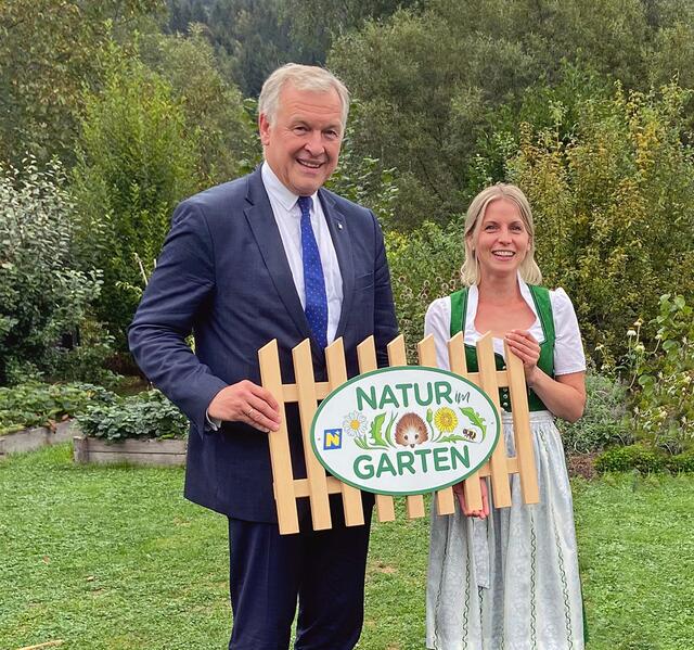 Landesrat Martin Eichtinger im Austausch mit Hobbygärtnerin Margret Heissenberger über ökologisches Gärtnern | Foto: Natur im Garten