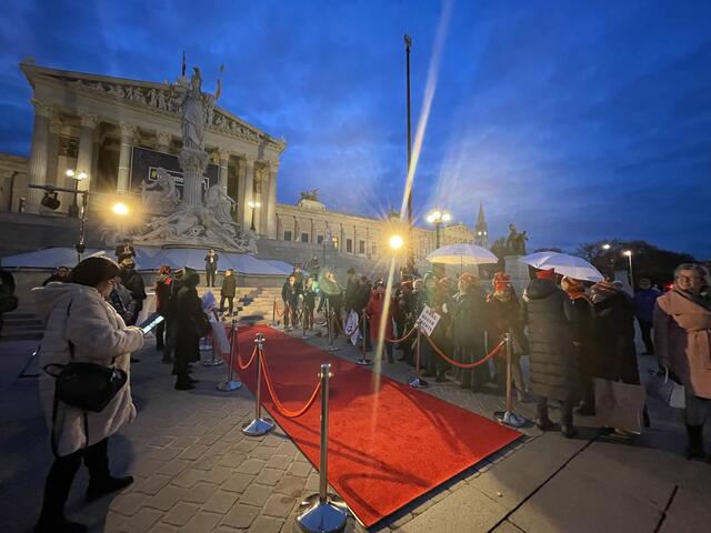 Die römische Göttin der Gerechtigkeit besuchte am Mittwoch Wien. Natürlich handelt es sich hier um eine satirische Aktion, und zwar von der Gemeinschaft "#aufstehn". | Foto: Antonio Šećerović/RMW