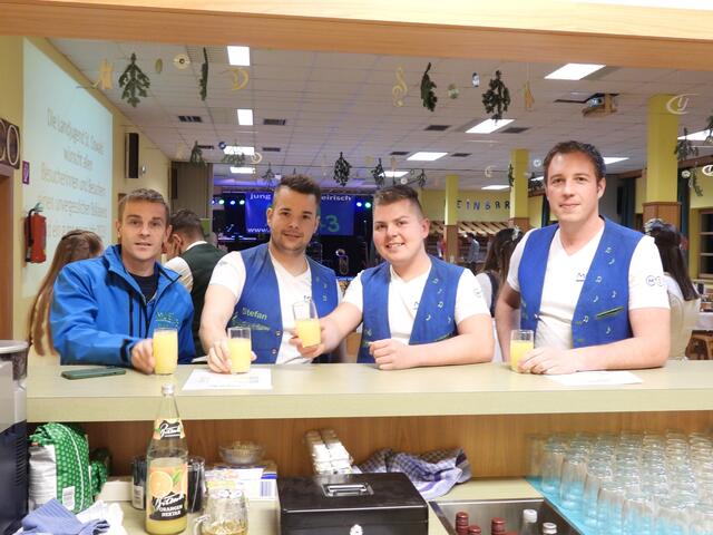 Die Burschen von "Musi +3" heizten beim Ball der Landjugend im Mehrzwecksaal St. Oswald ob Eibiswald ein. | Foto: Landjugend