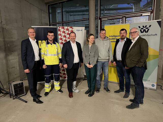 Gemeinsam wurde die Gleichenfeier von "Die HausWirtschaft" in der Bruno-Marek-Allee zelebriert. Mit dabei war auch Bezirksvorsteher Alexander Nikolai (SPÖ, 3.v.l.). | Foto: BV2