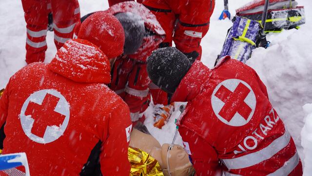 Bei der Rettung der "verschütteten Person" war Teamwork gefragt. Es wurde auch eine Reanimation simuliert.