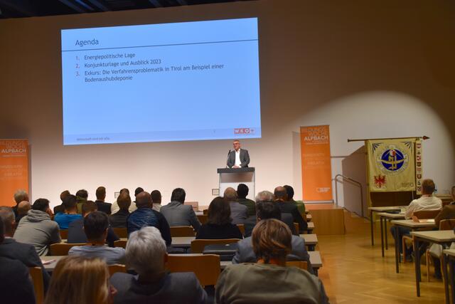 Stefan Garbislander (WK Tirol, Abteilungsleiter Wirtschaftspolitik, Innovation und Nachhaltigkeit) wagte einen wirtschaftlichen Ausblick auf 2023.  | Foto: Barbara Fluckinger