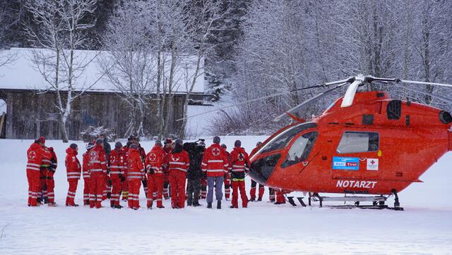 Die Suchhundestaffel des Roten Kreuzes besteht aus 27 Helferinnen und Helfern. Darunter ein Arzt und eine Tierärztin.