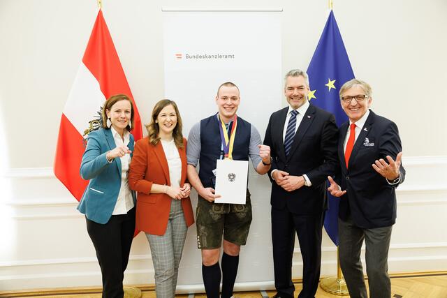 Die Ehrung der Nachwuchstalente Österreichs. Von links: Mariana Kühnel, Claudia Plakolm, Preisträger bei Berufsweltmeisterschaft, Karl Nehammer, Josef Herk  | Foto: SkillsAustria/FlorianWieser