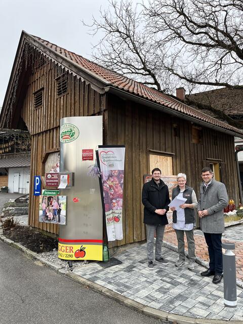 Stadtrat Lukas Gradnitzer, Burgi Egger und Landesrat Martin Gruber (von links). | Foto: Büro LR Gruber