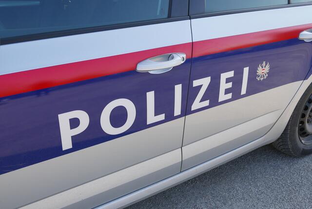 Die Polizei musste nach dem Unfall zwischen Mühlen und St. Marein den Verkehr regeln. | Foto: BRS