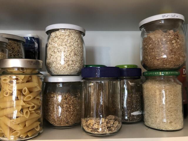 Lebensmittel: Wer dem Sackerl-Chaos von Müsli, Reis, Nüssen und anderen Lebensmitteln ein Ende setzen will, der gibt sie in Gläser oder andere Gefäße. Lebensmittel sind kostbar und haben ein Ablaufdatum. Deshalb: regelmäßig schauen, was bald abläuft, und diese Produkte im Regal nach vorne räumen.  | Foto: sm