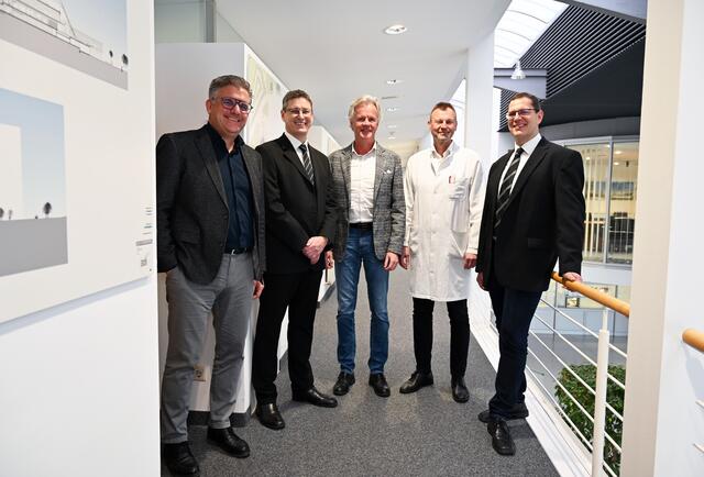 Von links nach rechts: Andreas Stieger, Leitung Personal KHBG; Günter Amann, Verwaltungsdirektor LKHB/LKHH; Gerald Fleisch, Direktor KHBG; Peter Fraunberger, Direktor KHBG; Andreas Lauterer, Verwaltungsdirektor LKHF | Foto: Vorarlberger Krankenhaus-Betriebsges.m.b.H.