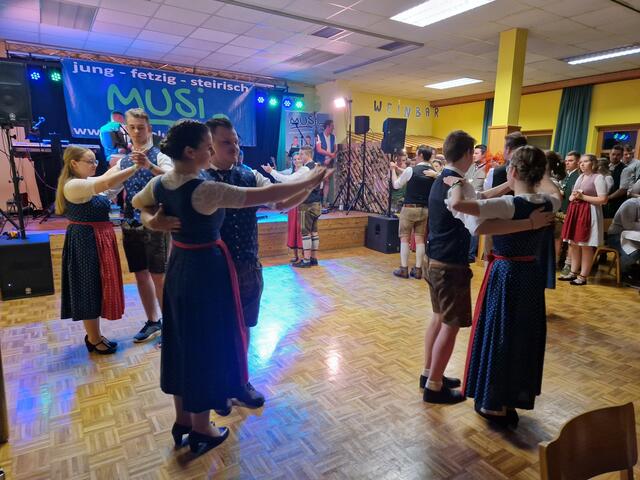 Zu Musik von "Musi+3" wurde das Tanzbein in der Mehrzweckhalle St. Oswald ob Eibiswald geschwungen. | Foto: Landjugend