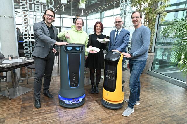 V.l.n.r.: Markus Jandl (Kaufmännischer Geschäftsführer AEC), Philipp Kaufmann (Gründer KaufmannGruppe), Franziska Wloszkewicz (Serviceleitung Cubus), Dietmar Prammer (Stadtrat), Andreas Bauer (Leitung AEC). | Foto: Cityfoto
