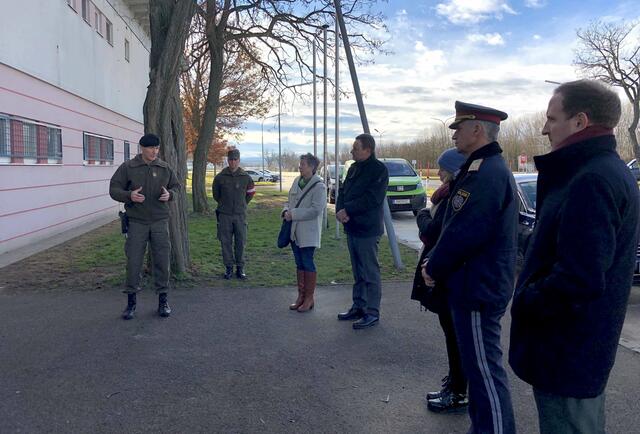 Militärkommandant Gernot Gasser informierte Georg Bürstmayr und Regina Petrik über die Lage an der Grenze in Deutschkreutz.  | Foto: Grüne