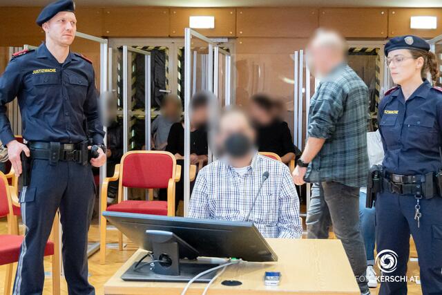 Das Urteil is gefallen: Der 51-Jährige Syrer muss wegen versuchten Mordes an seiner Frau für 15 Jahre hinter Gitter. (Foto vom Prozesstag im Oktober) | Foto: TEAM FOTOKERSCHI.AT/BAYER