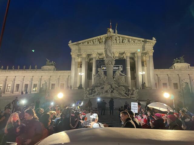 Justitia stieg aus der weißen Limousine und wandte sich an das versammelte Volk vor ihrem Einzug ins neue Parlamentsgebäude. | Foto: Antonio Šećerović/RMW