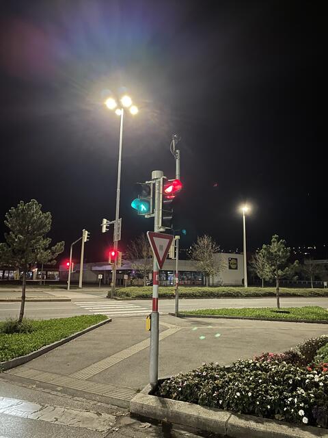 Diese Ampel bleibt auch die ganze Nach Rot, wenn sie keinen Verkehrsteilnehmer erkennt.  | Foto: Michael Steger
