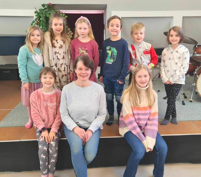 Susanne Srednik mit den Zauberflöten-Kids Marie, Florian, Wolfgang, Viktoria, Emilie, Johanna, Magdalena, Olivia und Valerie. | Foto: Musikschule der Korneuburger Musikfreunde