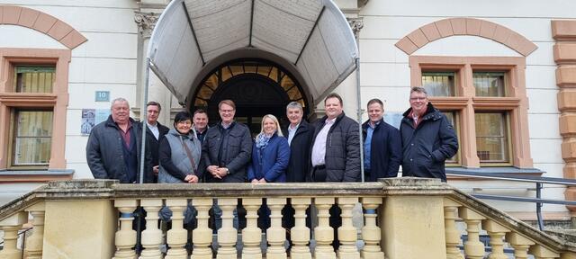 Burgenländer beim Hartberger Bürgermeister Marcus Martschitsch (5.v.l.): Josef Bauer, Thomas Novoszel, Marianne Hackl, Johann Weber, Karin Oberfeichtner, Walter Temmel, Bernd Strobl, Philipp Kohl, Roman Eder (von links). | Foto: ÖVP